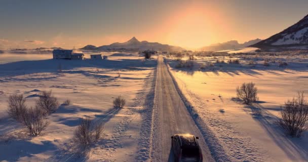 Hızlı Araba Kutup Kışında Kar Yağışı Ile Birlikte Güneş Doğarken — Stok video