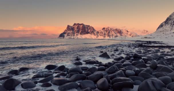 Cor Pitoresca Pôr Sol Sobre Costa Norueguesa Praia Uttakleiv Ilhas — Vídeo de Stock