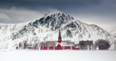 Norveç 'in Flakstad, Lofoten Adaları' ndaki eski kızıl kilise ve manzaralı dağ zirvesinin İskandinav manzarası