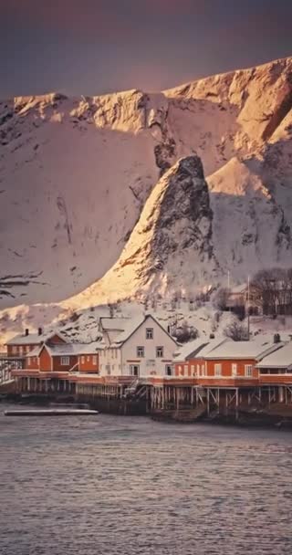 Lofotenské Ostrovy Krásná Přírodní Krajina Přímořská Pláň Žlutých Domů Rybářské — Stock video