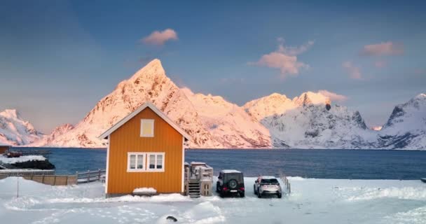 Νορβηγική Κίτρινη Καλύβα Στην Ακτή Της Θάλασσας Νησιά Lofoten Νορβηγία — Αρχείο Βίντεο