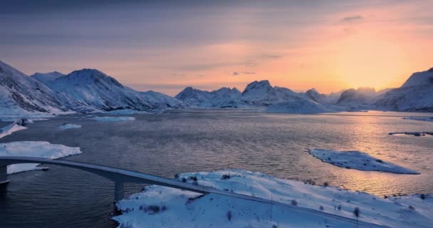 Letecké Panorama Západu Slunce Nad Norským Mořským Pobřežím Mostem Fredvang — Stock video