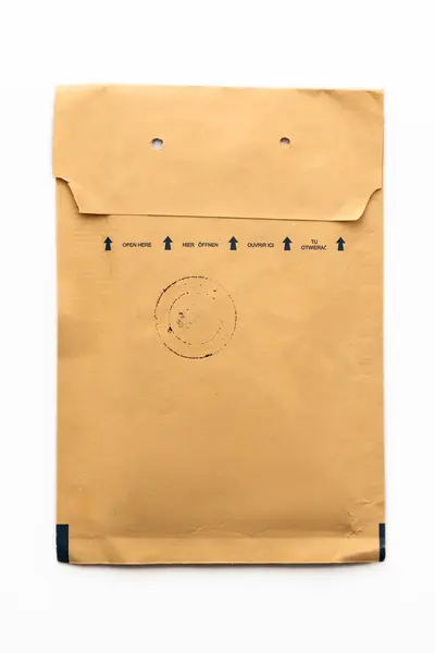 白い背景 段ボール袋 パッケージのペーパー レターで隔離されるパッド付き封筒の上のビュー ストック画像