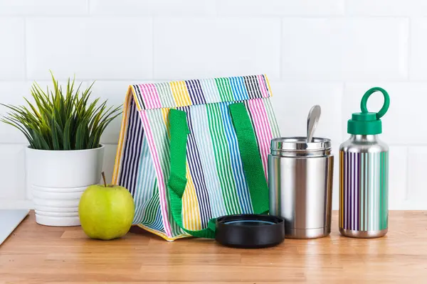 保温瓶 水壶和饭盒热午餐袋白色背景的隔离物体 免版税图库照片