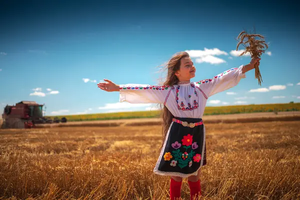 Bulharská Dívka Oblečení Folklór Vyšívání Kostým Zemědělské Pšenice Pole Během Stock Fotografie
