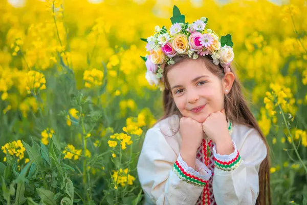 Traumhaftes Junges Mädchen Mit Frühlingsblumenkapelle Ethnischer Folklorekleidung Mit Traditioneller Bulgarischer Stockbild