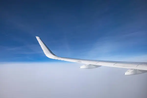 Vliegtuig Vliegen Flyffy Wolken Een Zonnige Dag Stockafbeelding