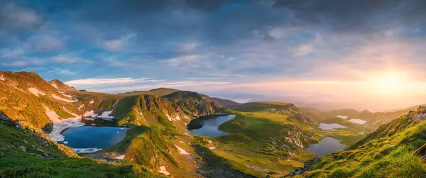 保加利亚山脉 远足和旅游性质的七座里拉湖和瀑布的空中全景 免版税图库图片