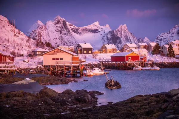 Norveç Balıkçı Köyü Kırmızı Rorbu Evleri Dağ Tepeleri Kışın Deniz Telifsiz Stok Fotoğraflar