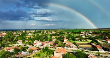 Kırsal kesimdeki Bulgar köyü ve güzel Bulgar doğası ve tarım alanları, gökkuşağı gökkuşağı manzaralı hava manzarası