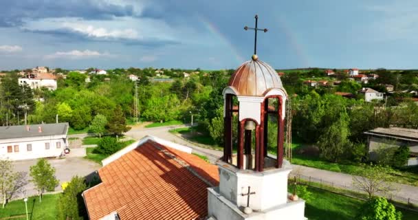 시골의 불가리아 기독교 교회와 하늘에 무지개와 아름다운 불가리아 — 비디오