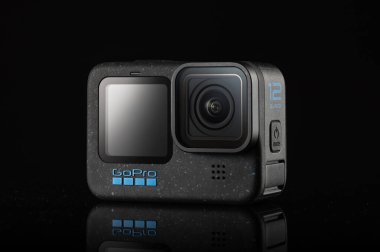 Varna, Bulgaristan, 19 Haziran 2024: GoPro Hero 12 aksiyon kamerası siyah arkaplanda izole edilmiş selfie için ekran 
