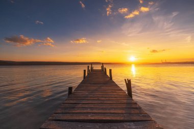 Gölün üzerinde gün batımı