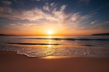 Denizin üzerinde güzel bulutlar, gün doğumu sho