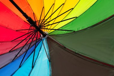 Beyaz arkaplanda izole edilmiş çok renkli şemsiye, arkaplan olarak renk şemsiyesi