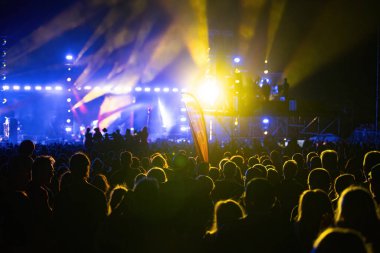 Sahne ışıkları, bir müzik konserinde arka plandaki bokeh yansımasını yok eder.