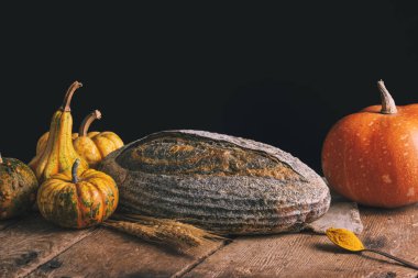 Buğday, aktif karbon, balkabağı ve sokağa çıkma yasağı baharatlarıyla pişirilmiş ev yapımı ekşi ekmek fırını.