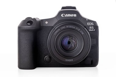 Varna, Bulgaristan - 31 Ağustos 2024: Beyaz zemin üzerinde Canon R5 Mark II Aynasız Dijital Kamera ve Canon RF 50 mm F 1.8 STM lens. Canon dünyanın en büyük SLR kamera üreticisi.. 