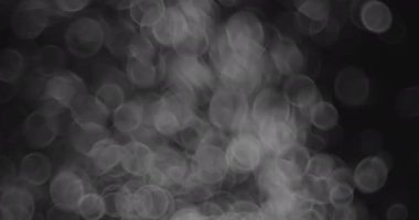 Noel soyut arkaplan ve düşen kar taneleri, siyah arkaplanda beyaz kar, kar yağışı videosu