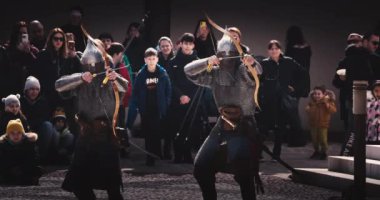 Neofit Rilski, Varna, Bulgaristan 3 Mart 2023 - Bulgar Tarihi Parkı, antik mettalik zırhlar, kılıçlar ve okçuluk videosuyla savaşan Ortaçağ şövalyeleri askerlerinin gösteri savaşını sundu