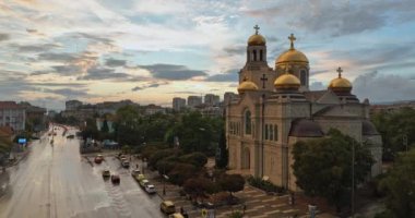 Bulgaristan 'ın Varna şehir merkezinin panoramik hava görüntüsü. Varsayım, konut, liman ve Karadeniz Katedrali üzerindeki şehir manzarası