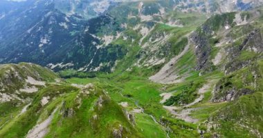 Yedi Rila gölü, güneşli bir günde havadan panoramik manzara, Bulgaristan 'ın dağ manzarası
