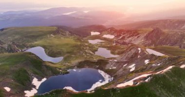 Yedi Rila gölünün gündoğumu panoramik manzarası, Bulgaristan 'da turizm, yürüyüş ve yürüyüş için dağ sırasının güzel Bulgar doğası