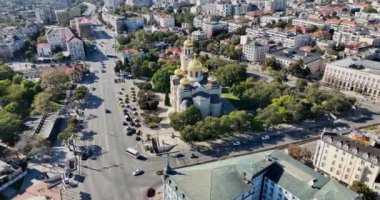 Bulgaristan 'ın Varna şehir merkezinin panoramik hava görüntüsü. Hüküm Katedrali, tarihi binalar, evler, sahil, Karadeniz kıyısı videosu