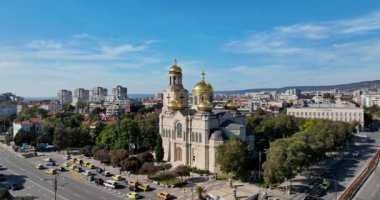 Bulgaristan 'ın Varna şehir merkezinin panoramik hava görüntüsü. Varsayım, konut, liman ve Karadeniz Katedrali üzerindeki şehir manzarası