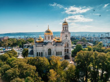 Bulgaristan 'ın Varna şehir merkezinin havadan görüntüsü. Hüküm Katedrali, Liman ve Karadeniz kıyıları