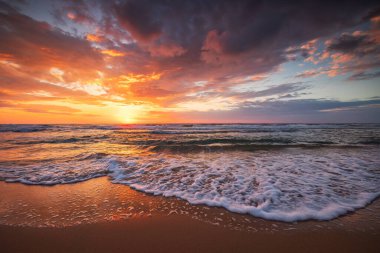 Denizin üzerinde güzel bulutlar, gün doğumu sho