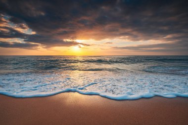 Gün doğumunda sahilde deniz dalgaları, yakın plan, alçak açı manzarası