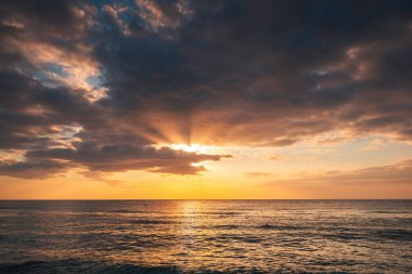 Denizin üzerinde güzel bulutlar, güneşin doğuşu.