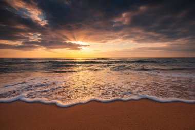 Günbatımı okyanus sahili kıyısı, deniz ufkunda gün doğumu
