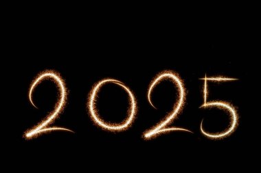 2025 yılının mutlu 2025 yılını kutlayan, siyah zemin üzerine havai fişek metni.