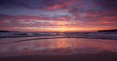 Tropik sahil kıyısı ve deniz ufkunun üzerinde güzel gün doğumu ve sakin dalgalar.