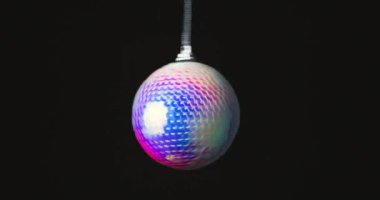 Asılı disko noel balosu, süsleme xmas topu siyah arkaplan videosunda izole.