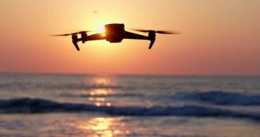 Renkli okyanus plajı gündoğumu tropikal seyahat rotası ve deniz dalgaları üzerinde uçan dron