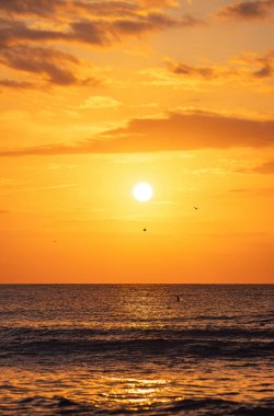 Denizin üzerinde güzel bir bulut, gün doğumu görüntüsü, dikey.