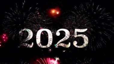 Mutlu yıllar 2025 arka plan aydınlatması, gece gökyüzünde havai fişekler. Havai fişek parlatma flaması videosu