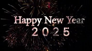 Mutlu yıllar 2025 gece gökyüzünde havai fişekleri kutluyoruz. Festive Sparkles aydınlatma maytap arkaplan video