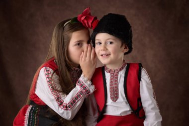 Bulgar çocuk ve kız çocukları geleneksel Bulgar nakışı folklor kostümleri giyiyorlar.