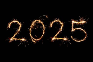 Siyah zemin üzerine Işıltılı Havai fişek ile 2025, Mutlu yıllar 2025 konsepti.