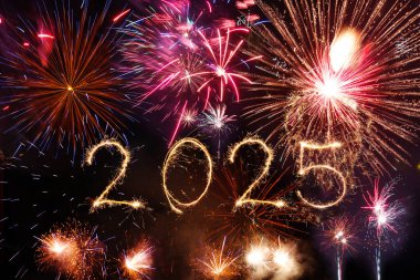 2025 Mutlu Yıllar siyah arka planda ışıltılı havai fişeklerle yazıldı,