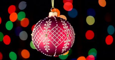 Noel ağacı topuna karşı şenlikli klasik arka plan ışıkları videosu.