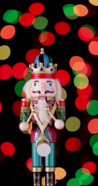 Fındıkkıran Ahşap Asker Oyuncağı, Noel arkaplan ışıklarının Bokeh 'ine karşı.