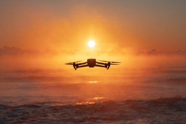 Canlı Günbatımında Okyanus Ufku Üzerinde Uçan Drone