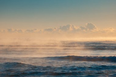 Denizin üzerinde güzel bulutlar, güneşin doğuşu.