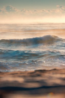 Güzel Okyanus Dalgaları Serene Waters 'ın Üzerinde Altın Gün Batımında Yakalandı