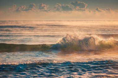 Hafif Okyanus Dalgaları Altında Altın Gün Doğumu Sisli Atmosfer